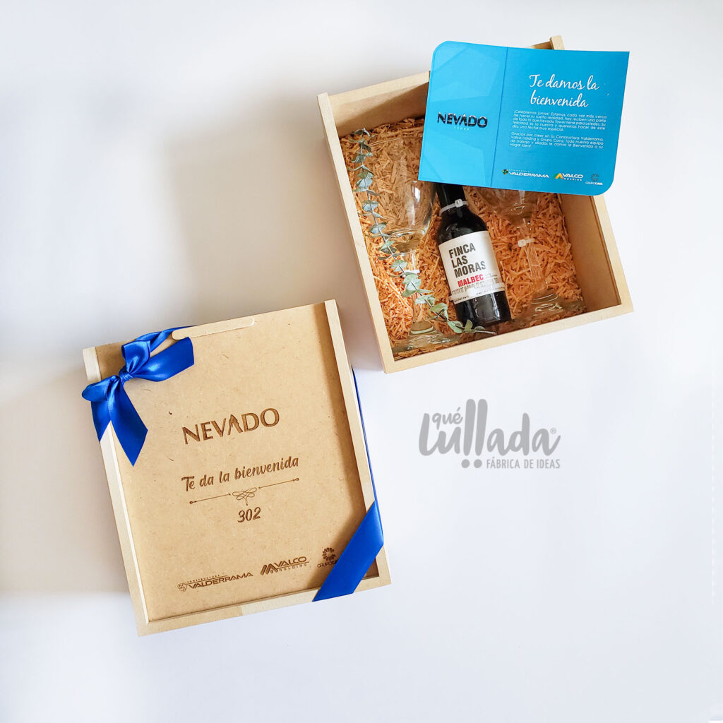 Caja con copas y vino
