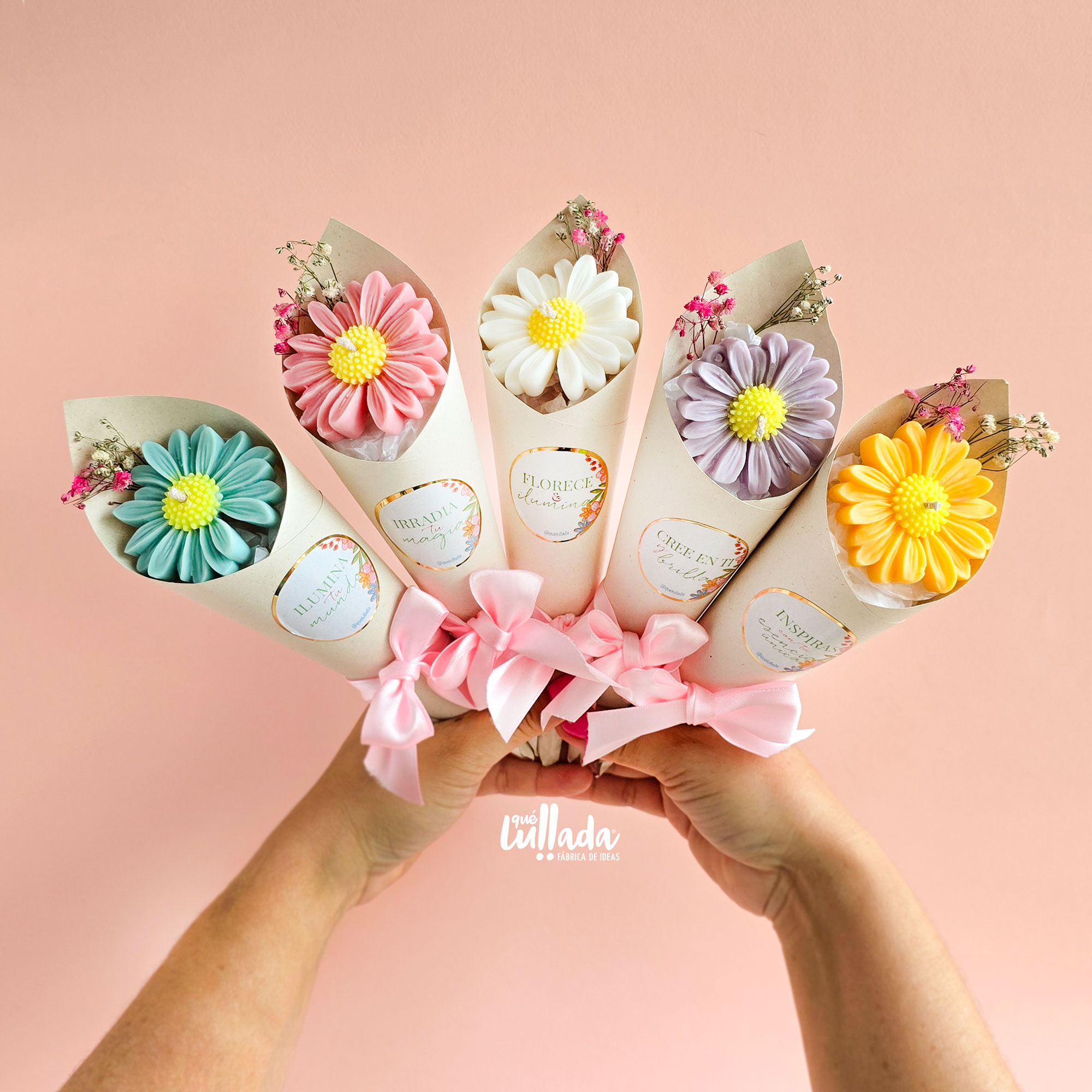 ramo-flores-velas-manos